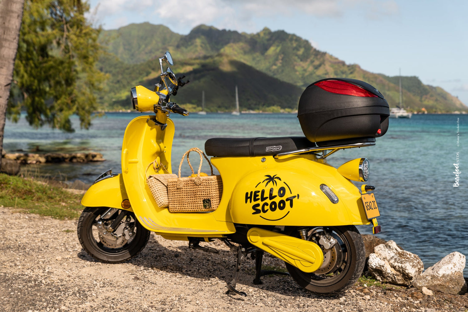 Hello Scoot scooter électrique devant le paysage de Moorea en Polynésie