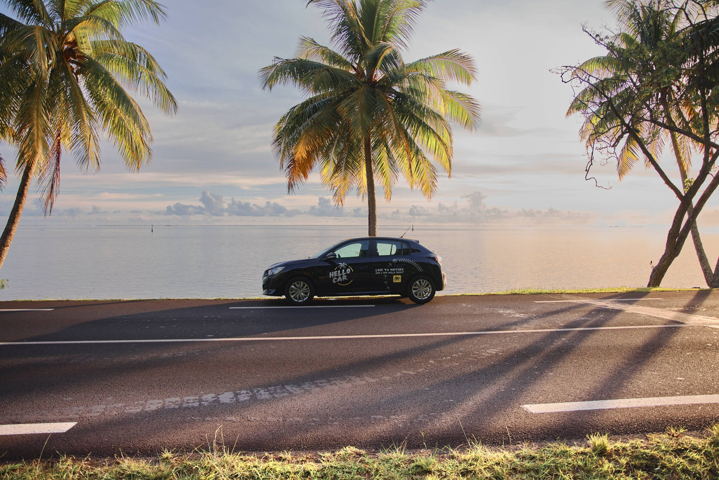 Hello Car by AVIS au coucher de soleil à Tahiti